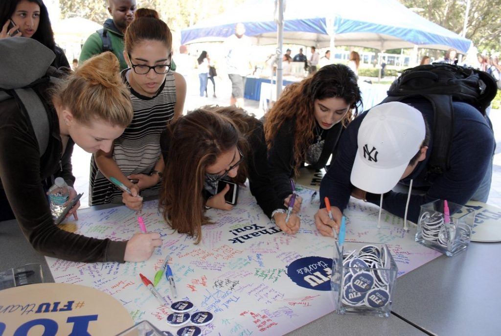 FIU students sign #FIUthanks card.