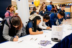 Students write letters at FIU for Thanks Day